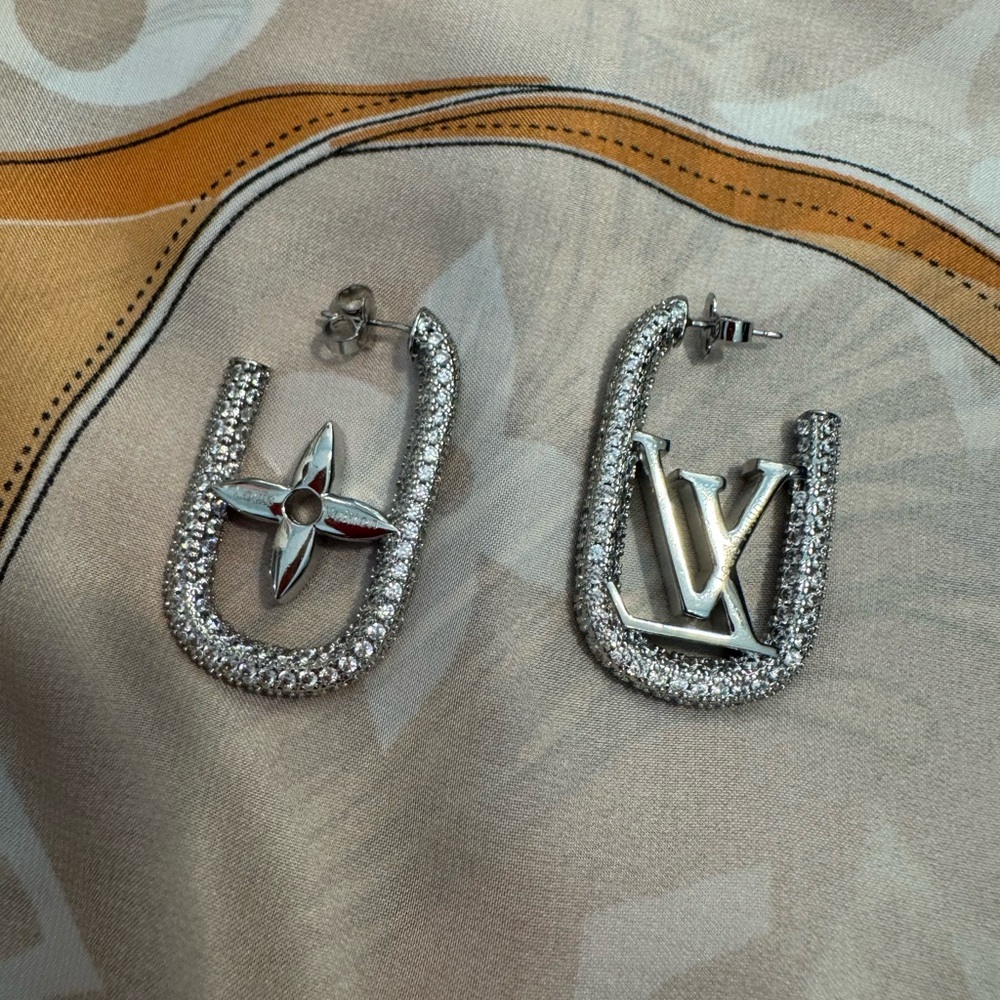Louis Vuitton Silver Crystal Logo Baguette Earrings - Picture 4 of 6